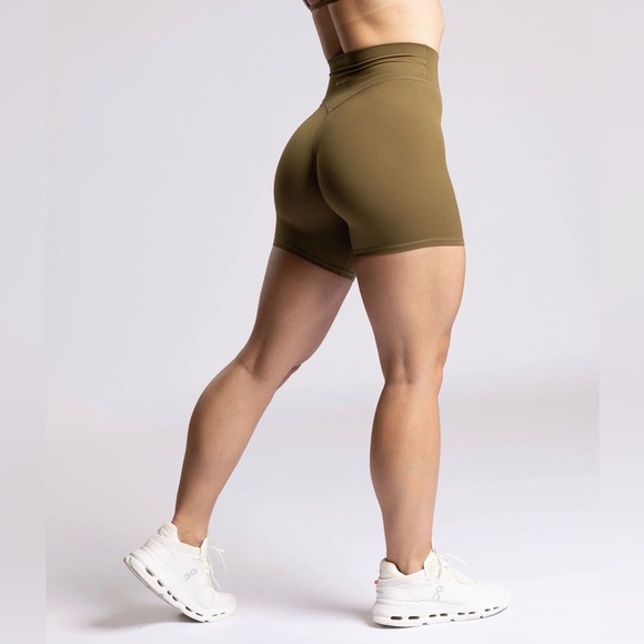 P’TULA Feathertech Classic 6” Short in Cypress Green size Medium - Picture 6 of 8